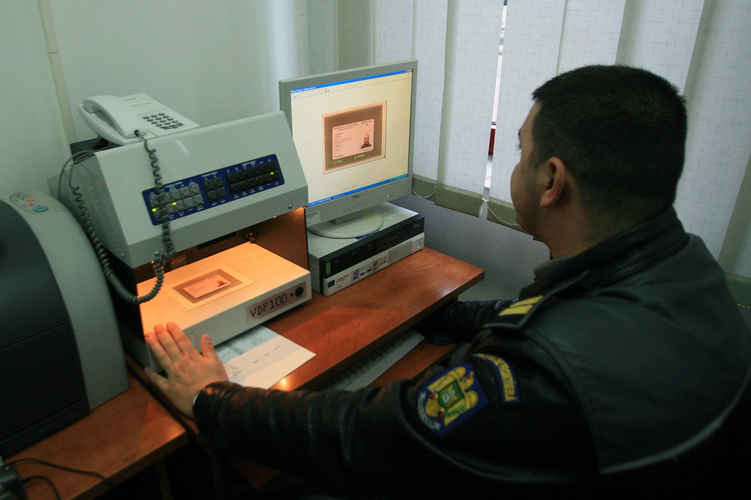 Șoferul ambasadei Republicii Moldova în Rusia, prins cu permisul de conducere fals, după ce a fost implicat într-un scandal cu steroizi