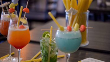 Paie comestibile, potrivite atât pentru băuturile calde, cât și reci. Cât rezistă într-un pahar