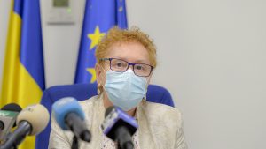 renate weber cu masca pe fata intr-o conferinta.