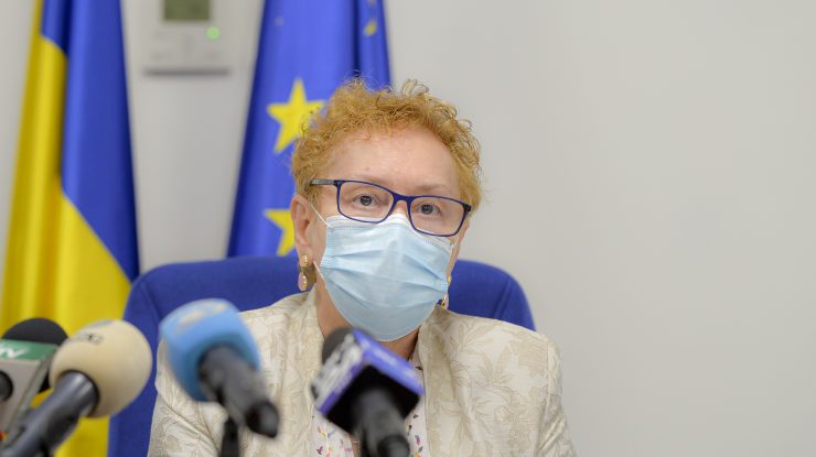 renate weber cu masca pe fata intr-o conferinta.