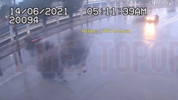 VIDEO. Momentul în care un BMW lovește un stâlp și se rupe în două bucăți. Șoferul și pasagerul din dreapta au murit pe loc