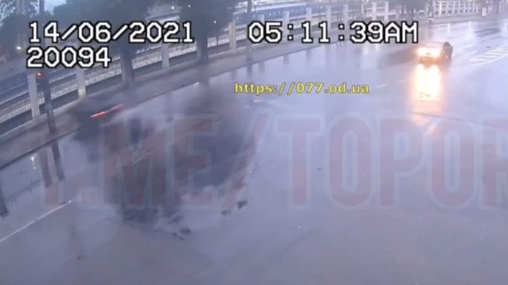 VIDEO. Momentul în care un BMW lovește un stâlp și se rupe în două bucăți. Șoferul și pasagerul din dreapta au murit pe loc