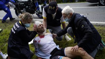 Femeia care a provocat unul dintre cele mai grave accidente din Turul Franţei este căutată de poliţie. Riscă închisoare