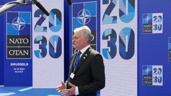 Președintele Lituaniei le-a spus liderilor NATO că Rusia încearcă să „înghită” Belarusul