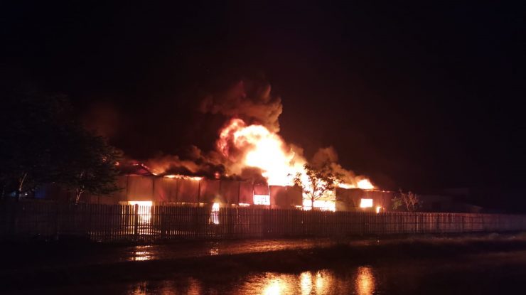 Incendiu puternic la un depozit de mase plastice din Bârlad