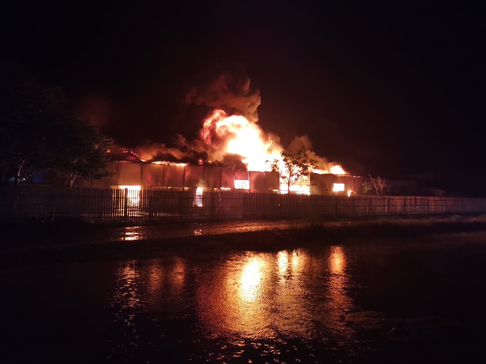 Incendiu puternic la un depozit de mase plastice din Bârlad