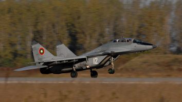 un avion mig-29 al bulgariei decoleaza in timpul unui exercitiu militar.