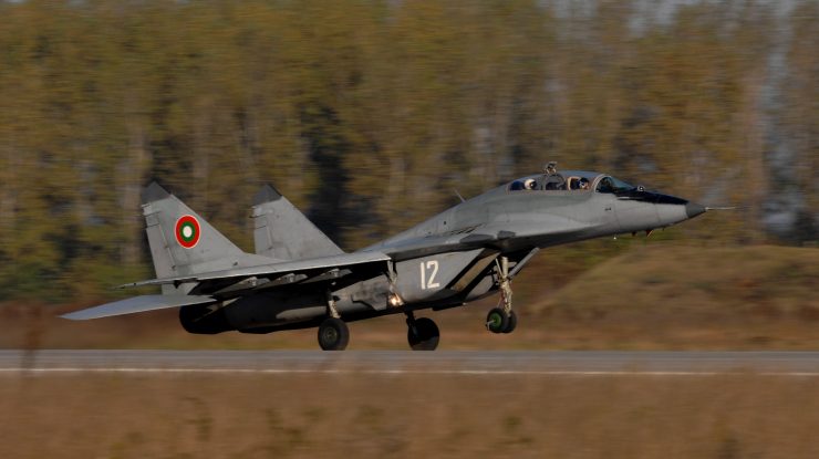 un avion mig-29 al bulgariei decoleaza in timpul unui exercitiu militar.