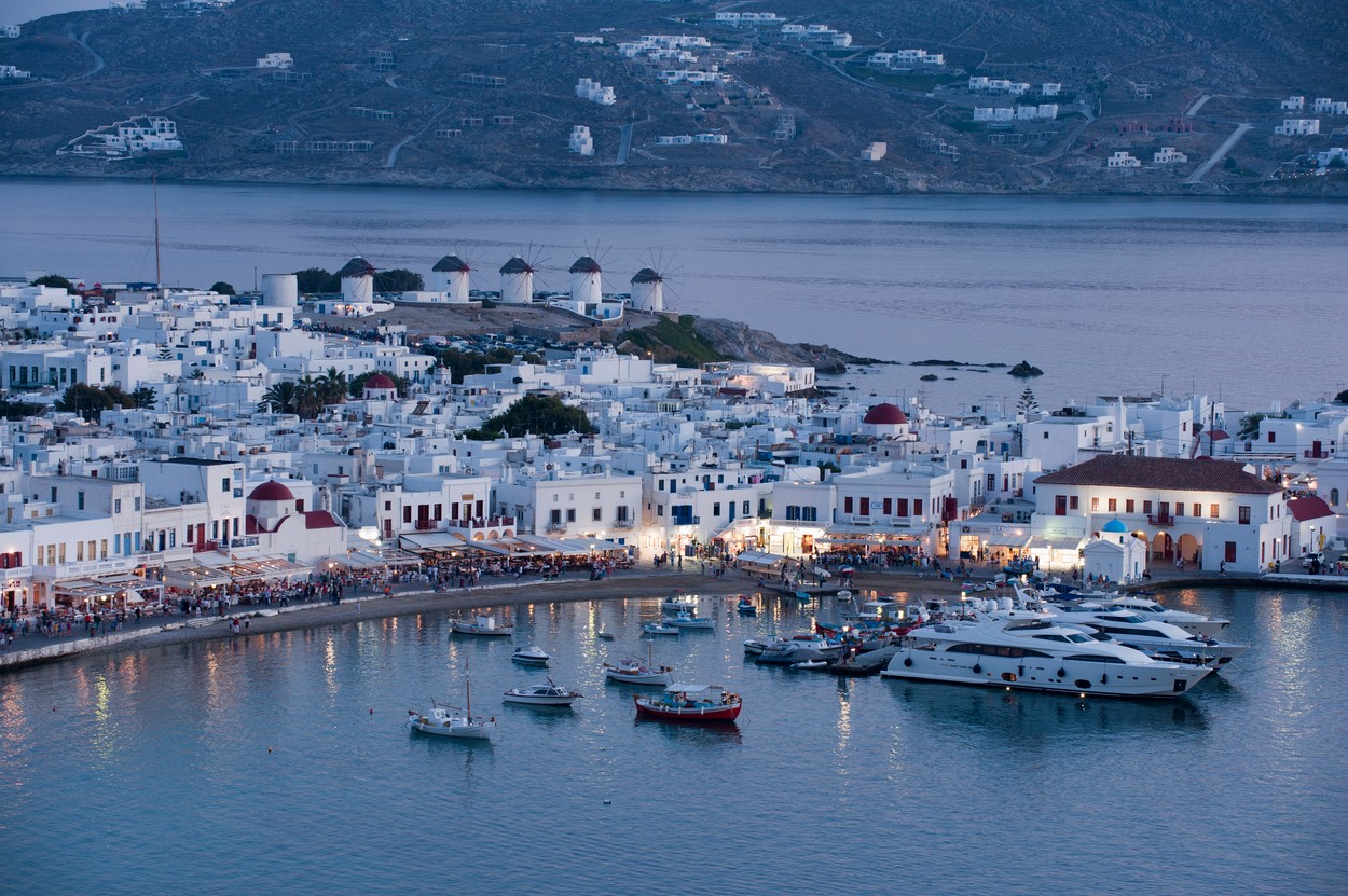 Liber la distracție în Mykonos. Guvernul elimină restricțiile din timpul nopții