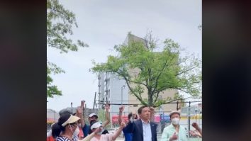 VIDEO. Un candidat la Primăria New York dansează pe manele alături de susținătorii săi