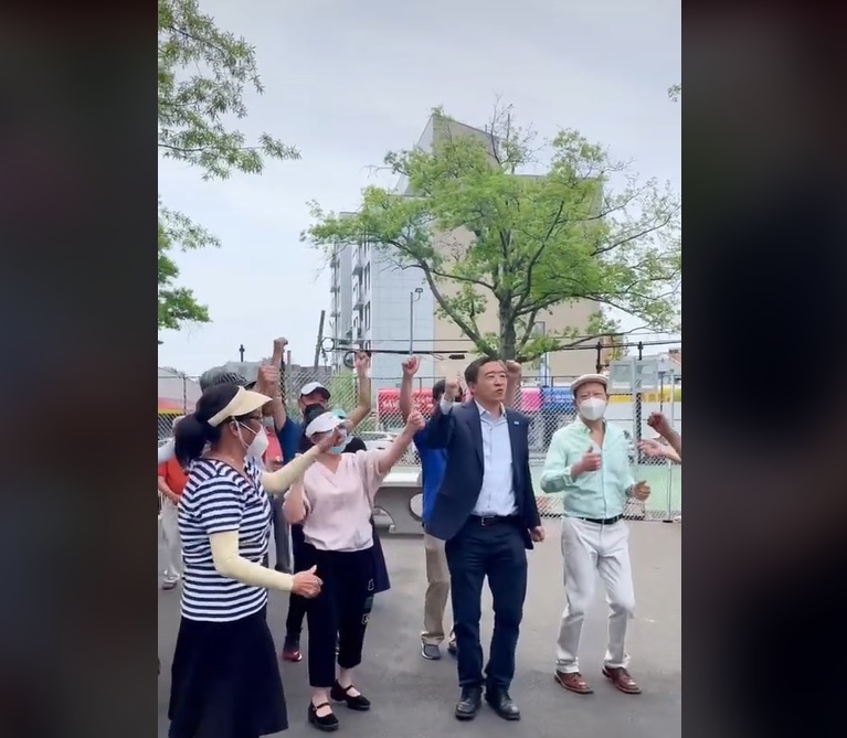 VIDEO. Un candidat la Primăria New York dansează pe manele alături de susținătorii săi