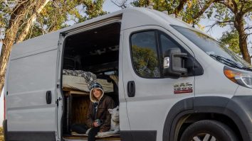 O femeie şi-a dat demisia şi s-a despărţit de iubitul ei pentru a trăi într-o dubiţă, alături de un câine