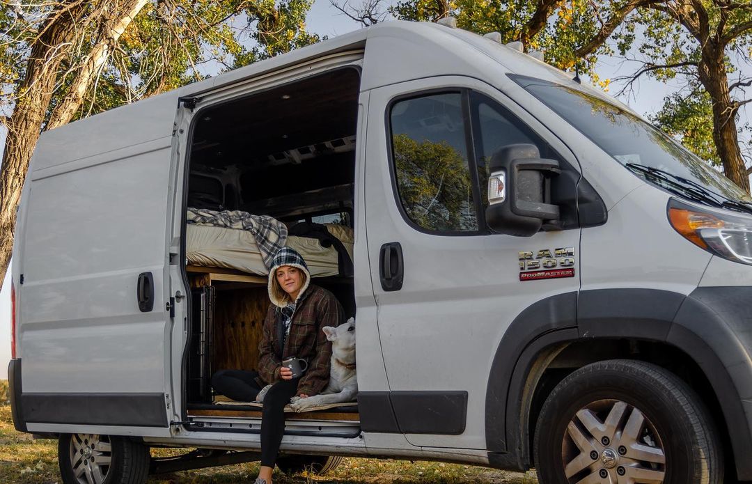 O femeie şi-a dat demisia şi s-a despărţit de iubitul ei pentru a trăi într-o dubiţă, alături de un câine