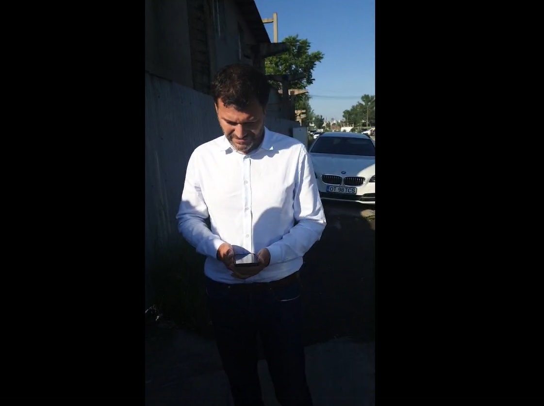 VIDEO. Șeful Gărzii Naționale de Mediu, dat afară din curtea unei societăți din Slatina: „Nişte vagabonzi de la Bucureşti. Ăsta, bărbosul, zice că-i șeful de la mediu”