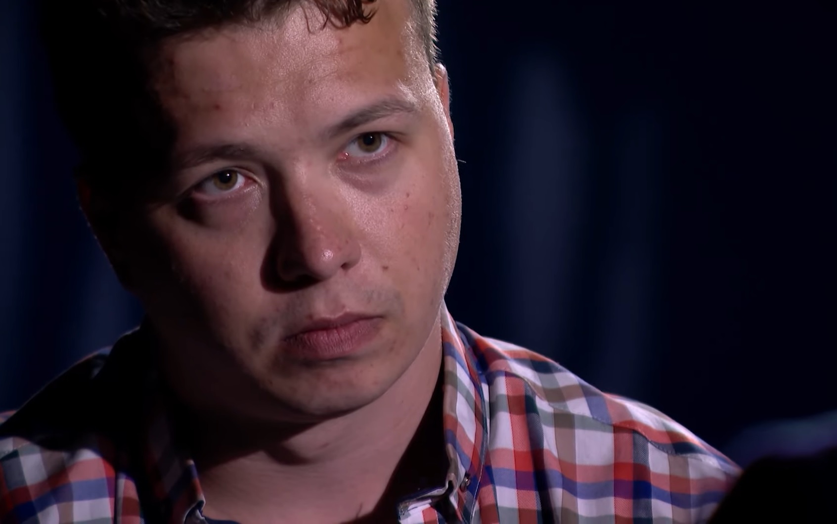 Roman Protasevici, interviu în lacrimi la televiziunea de stat din Belarus. Familia jurnalistului: „L-au forțat să spună ce e necesar”