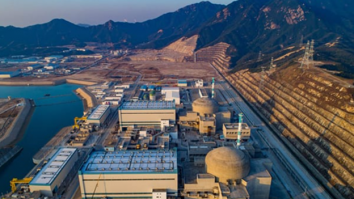 Prima centrală plutitoare din lume este ancorată în largul micului oraș arctic Pevek