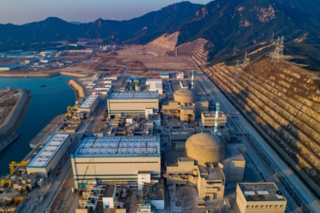 Prima centrală plutitoare din lume este ancorată în largul micului oraș arctic Pevek