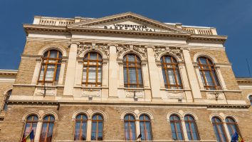 Studenții de la Universitatea Babeş-Bolyai din Cluj se întorc fizic în bănci din toamnă. Rector: „Să se pregătească pentru un scenariu clasic”