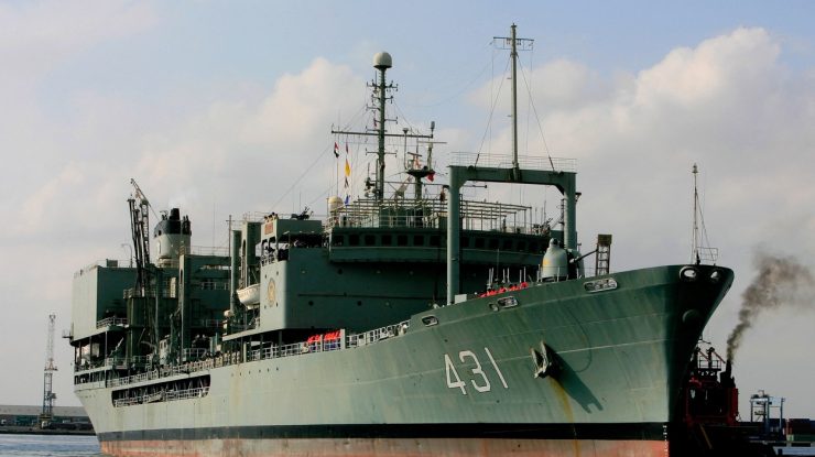 Una dintre cele mai mari nave iraniene a luat foc şi s-a scufundat misterios