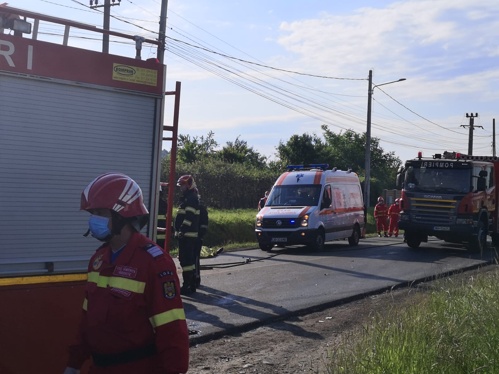 VIDEO. Accident grav în Dâmbovița. Un microbuz care transporta copii și un autoturism s-au ciocnit. Două persoane au decedat