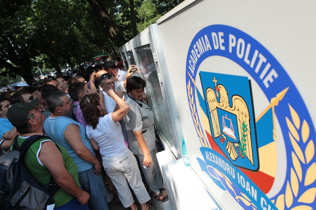 Candidați citind rezultatele la admiterea de la Academia de Poliție Alexandru Ioan Cuza din București.
