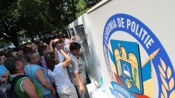 Candidați citind rezultatele la admiterea de la Academia de Poliție Alexandru Ioan Cuza din București.