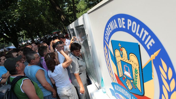 Candidați citind rezultatele la admiterea de la Academia de Poliție Alexandru Ioan Cuza din București.