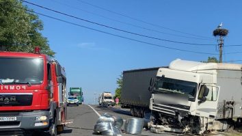 Accident cu trei morți, între care un copil de 6 ani, după ce o mașină a lovit un camion pe DN1