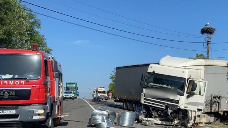 Accident cu trei morți, între care un copil de 6 ani, după ce o mașină a lovit un camion pe DN1