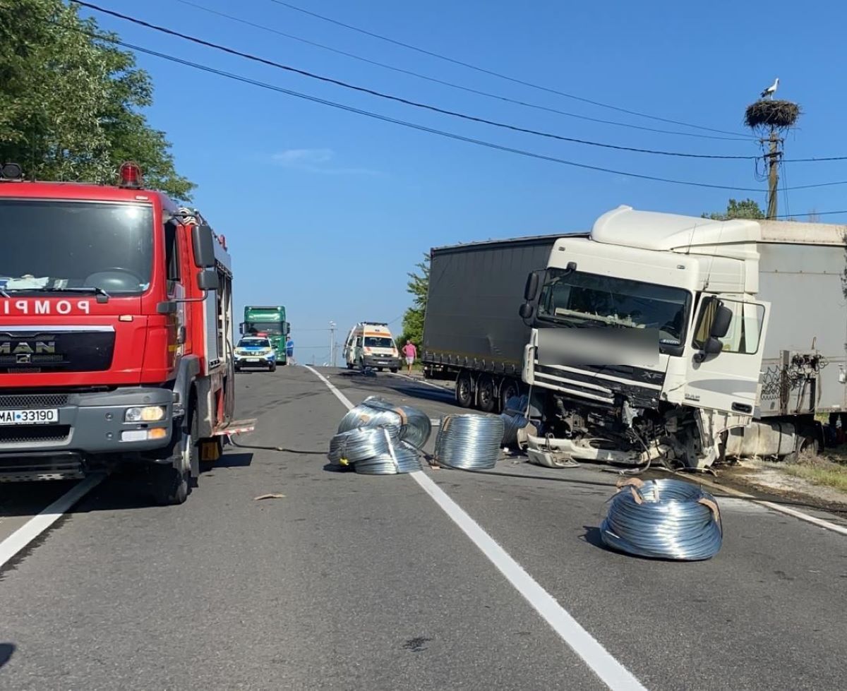 Accident cu trei morți, între care un copil de 6 ani, după ce o mașină a lovit un camion pe DN1