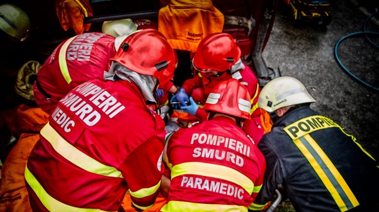 pompieri smurd intervin la un accident rutier.