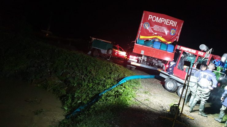 IGSU, bilanț după ploile torențiale: Persoane luate de ape, drumuri blocate și copaci căzuți