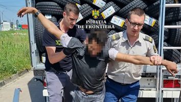 VIDEO. Tânăr afgan, salvat după ce a fost descoperit fără cunoştinţă în remorca unui TIR ce venea din Turcia
