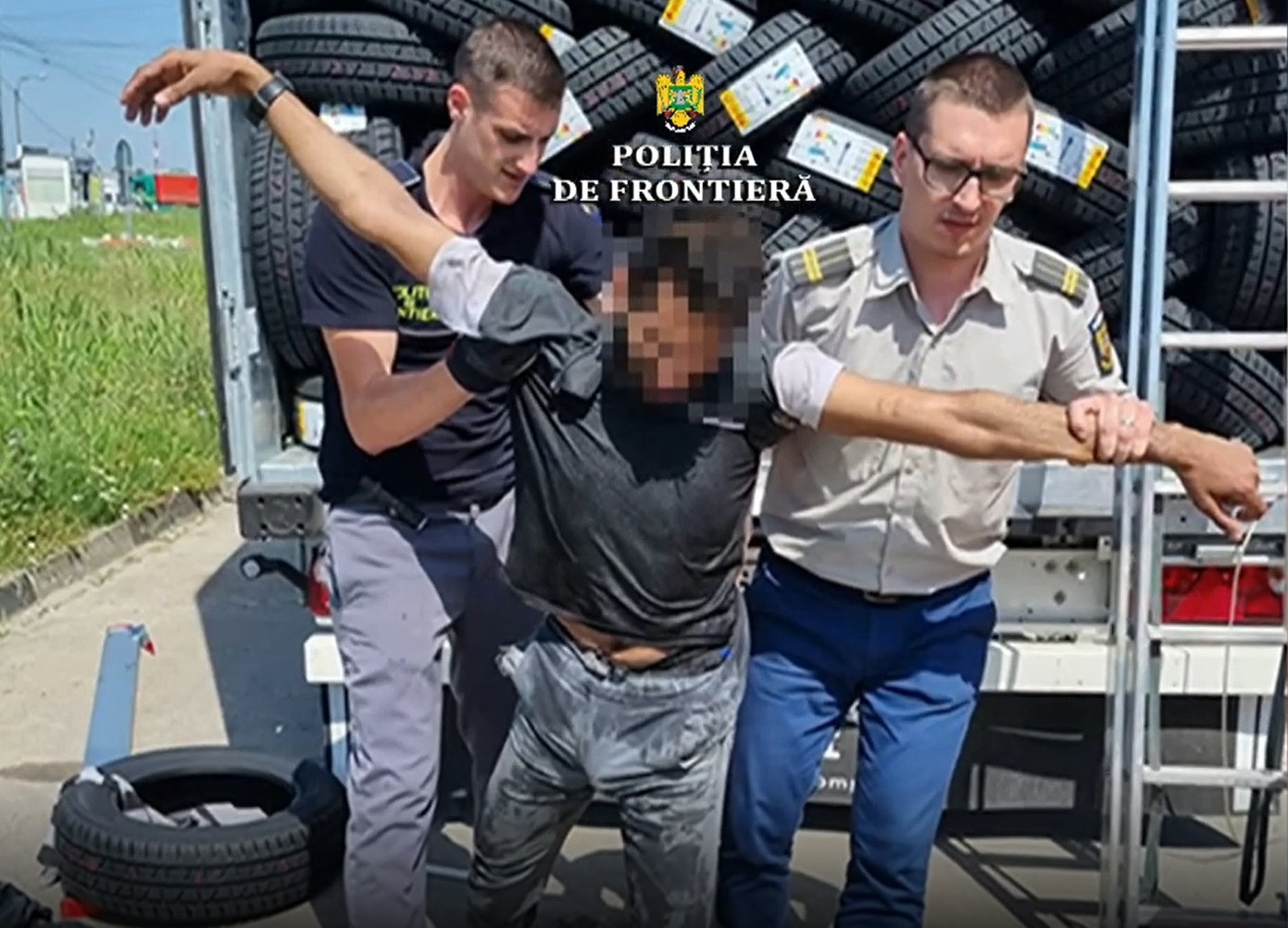 VIDEO. Tânăr afgan, salvat după ce a fost descoperit fără cunoştinţă în remorca unui TIR ce venea din Turcia