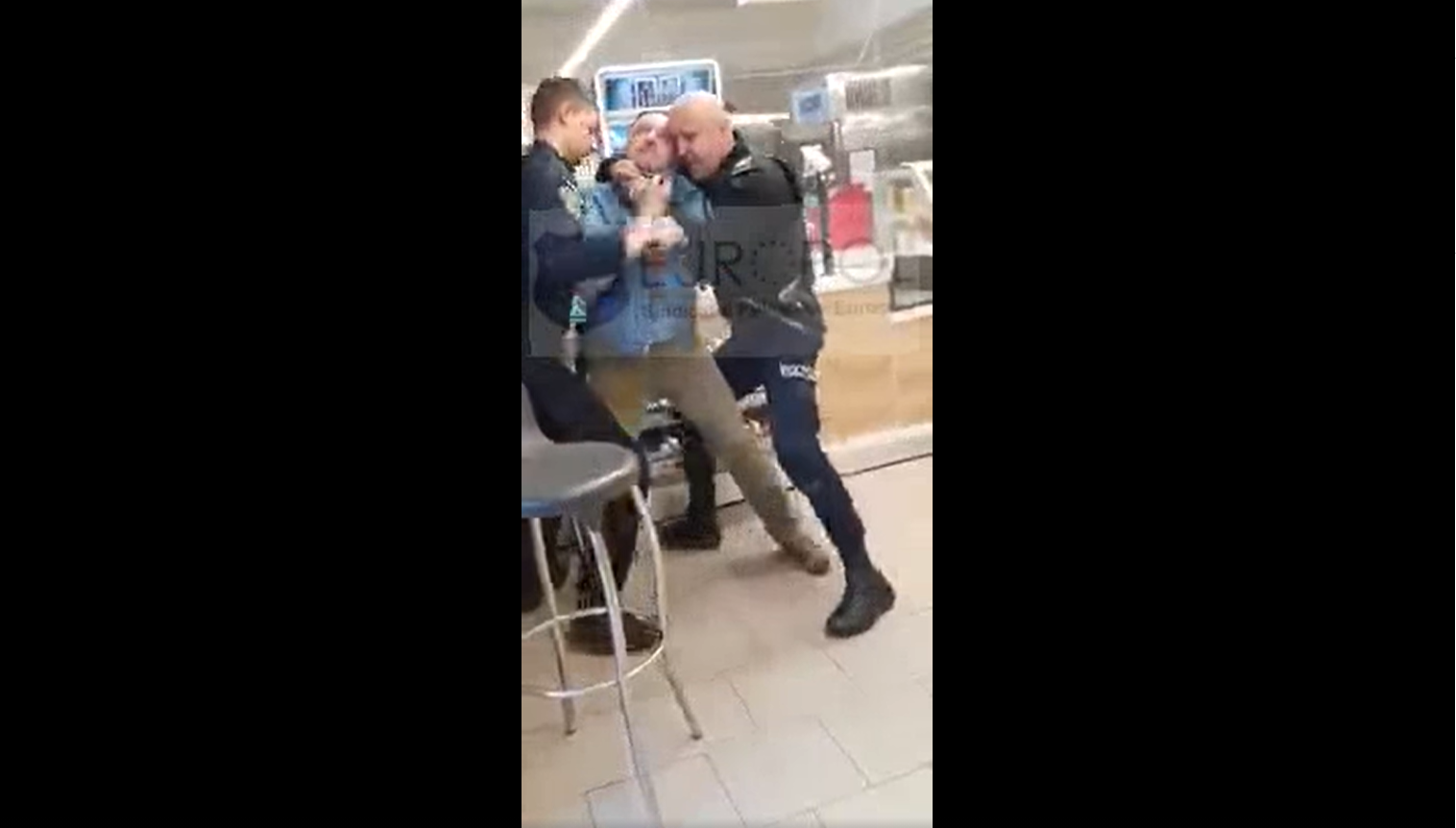 VIDEO: Incident într-un magazin din Sibiu: Un bărbat a scos cuțitul, deranjat că trebuie să poarte mască