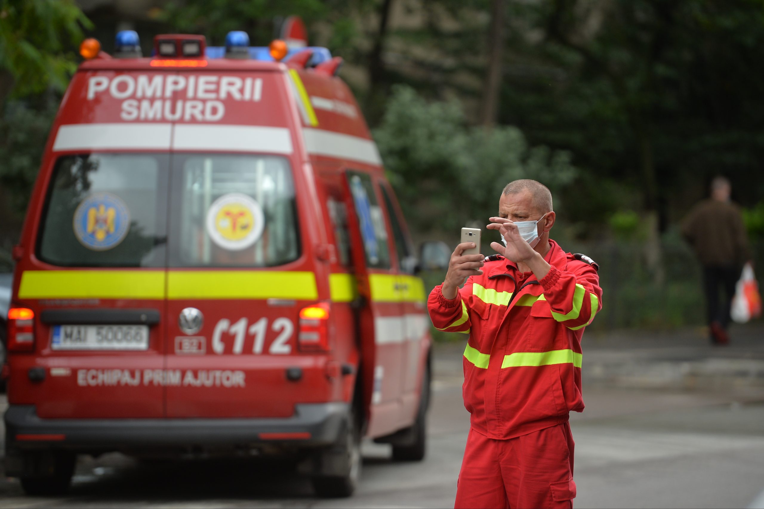 O cisternă cu 31 de tone de combustibil s-a răsturnat pe A3. Sunt scurgeri de carburant
