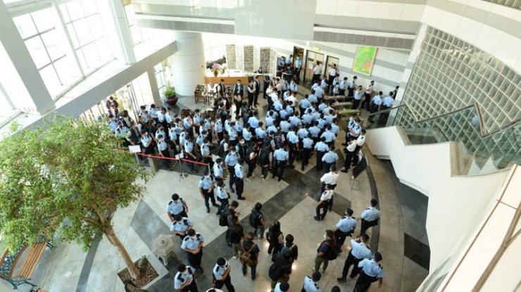 Poliţia din Hong Kong a arestat cinci directori ai ziarului Apple Daily, susținător al manifestărilor pro-democrație