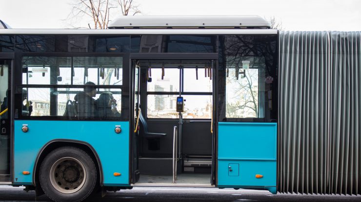 Autobuz cu ușile deschise.