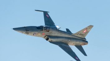 Un avion străin a traversat miercuri România. Cum a reacționat MApN