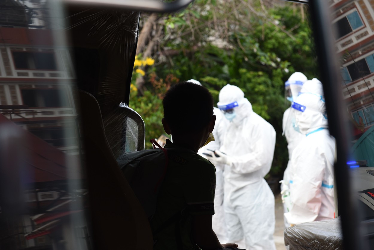 Un băiat de șapte ani a fost legat de un stâlp și uns cu miere pentru a atrage albinele, ca pedeapsă pentru că a furat