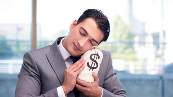 Băncile îndeamnă companiile și oamenii să nu mai țină banii în conturi. Apple are depozite aproape cât PIB-ul României