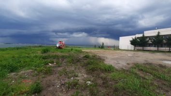 VIDEO. O barcă s-a răsturnat pe Lacul Siutghiol, în zona Butoaie din Mamaia. Patru persoane sunt aduse la mal