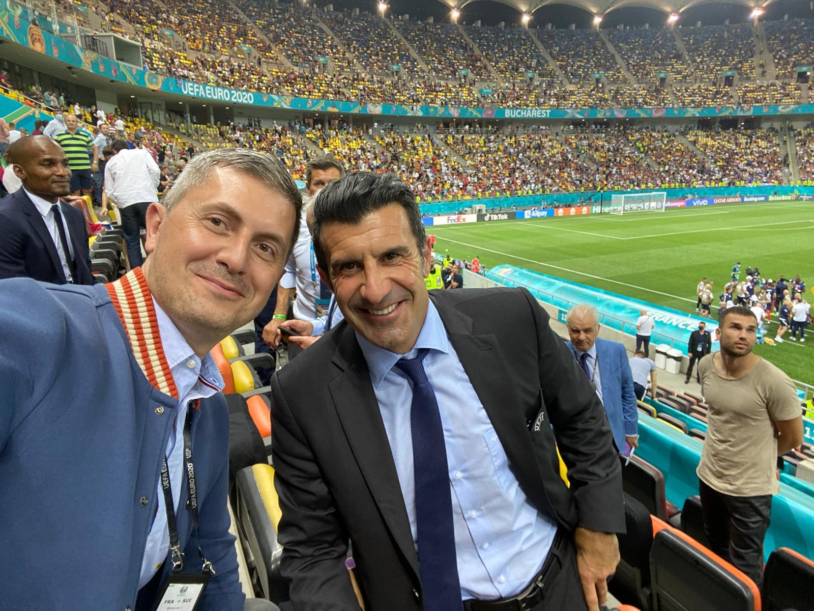 Dan Barna, ironizat după ce şi-a făcut selfie cu Luis Figo. Ce a scris preşedintele USR pe Facebook