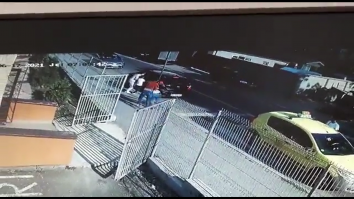 Imagini de pe o cameră de luat vederi dintr-o grădiniță din Craiova: doi copii au fost luați cu forța de mama lor direct din grădiniță.