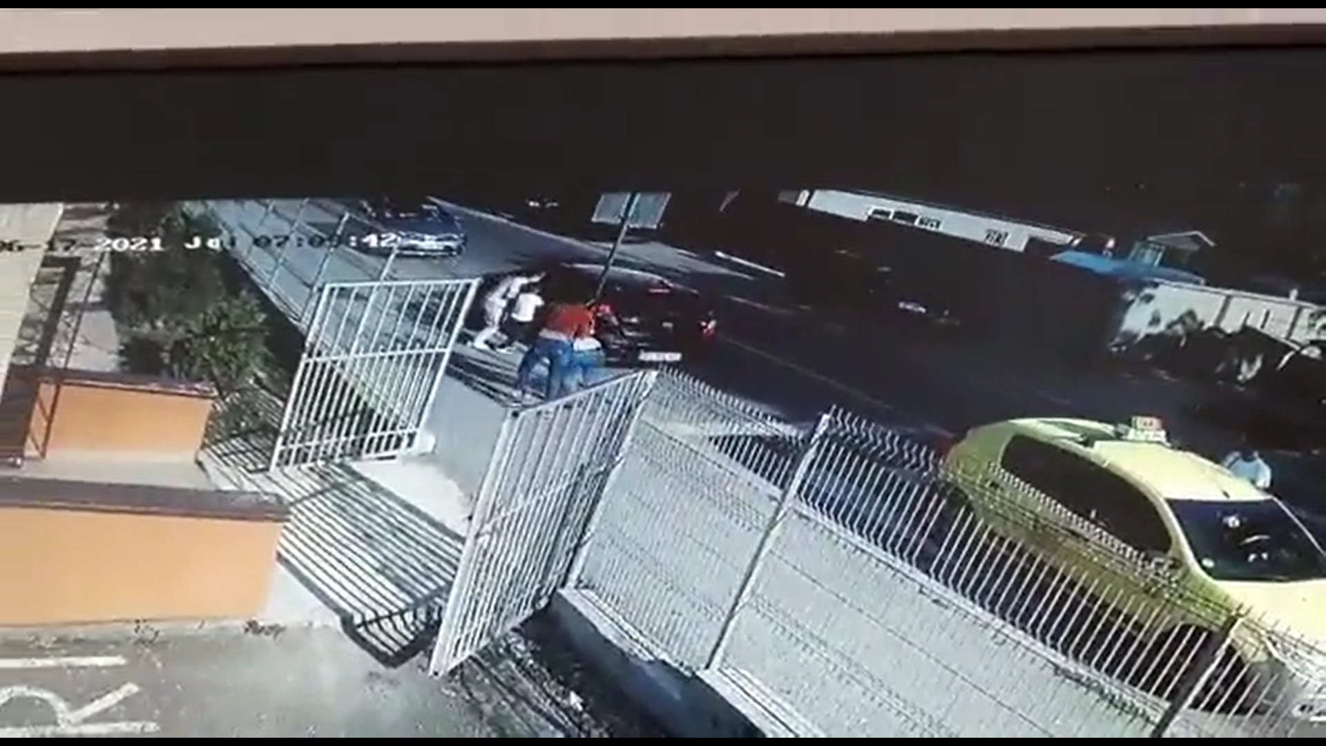 Doi copii au fost urcați cu forța într-o mașină, după ce mama lor i-a scos agresiv dintr-o grădiniță din Craiova. VIDEO