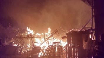 Casă distrusă de un incendiu, în Botoșani. Focul ar fi fost pus intenționat. VIDEO