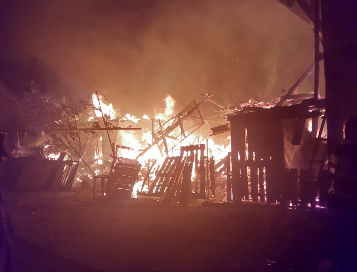 Casă distrusă de un incendiu, în Botoșani. Focul ar fi fost pus intenționat. VIDEO