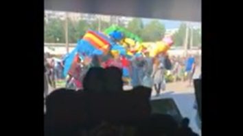 VIDEO. Momentul în care două fetițe sunt aruncate în aer, după ce castelul gonflabil în care se jucau a explodat