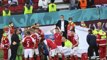 Momente dramatice la Euro 2020. Christian Eriksen s-a prăbuşit pe teren. Fotbalistul este conştient şi a fost transportat la spital