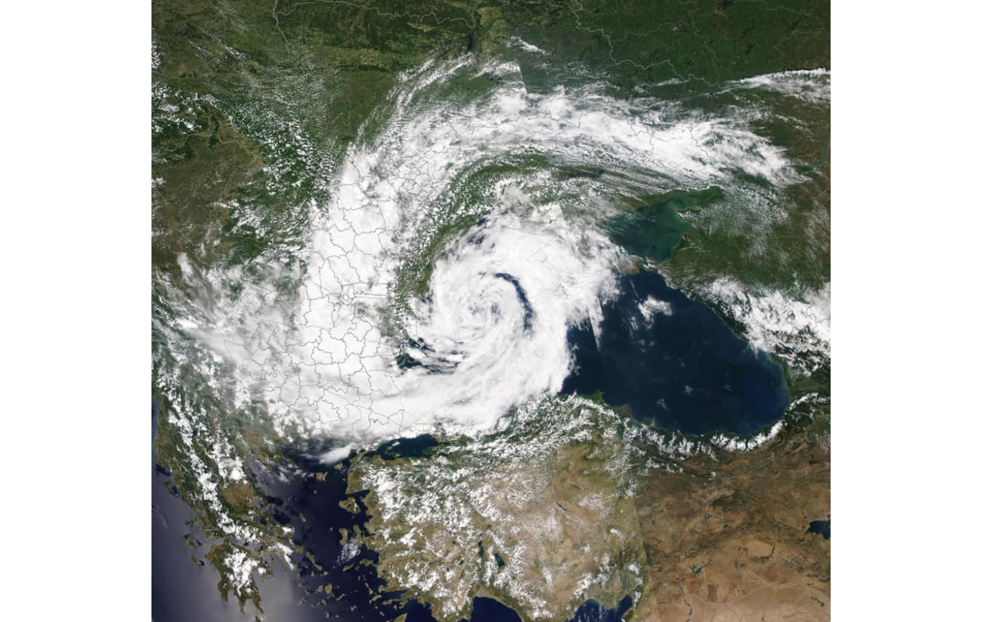 Ciclonul din Marea Neagră văzut din satelit. Fenomenul se apropie de România